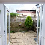 3 Bedroom House - A Very British Place To Stay - Near City Centre !
