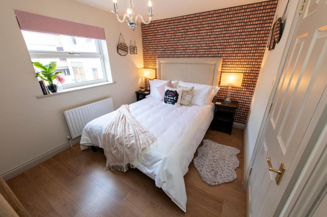 3 Bedroom House - A Very British Place To - Near Centre ! Hébergement de vacances